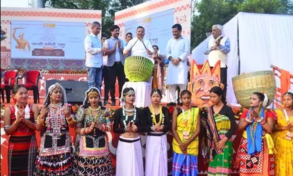 Tribal artists demand support from the government