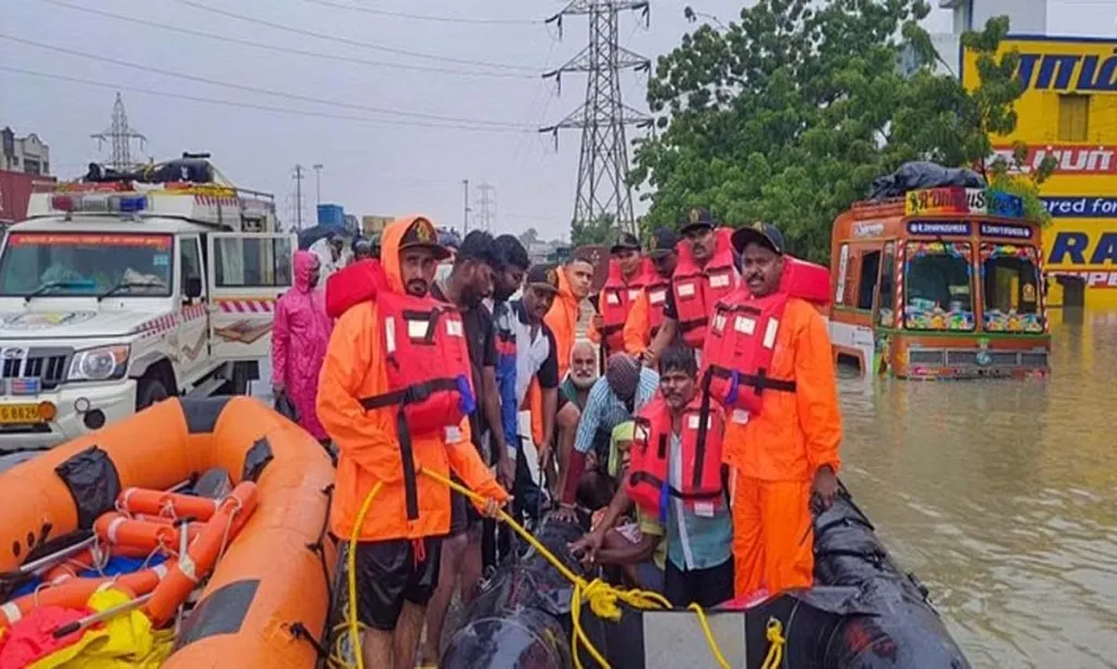 Tamil Nadu: NDRF rescues 100 out of 500 passengers stranded at Srivaikuntam railway station