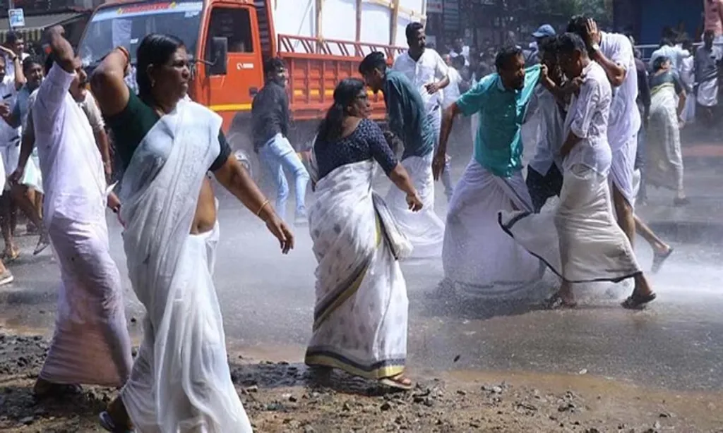 Kerala: There was a heated clash between Congress workers and police during protests in the capital