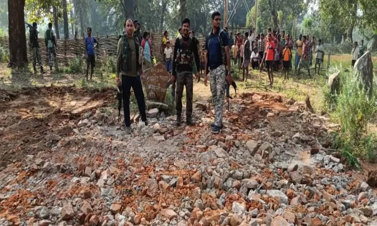 Two Naxalite monuments of 20 feet each were demolished, search operation continues