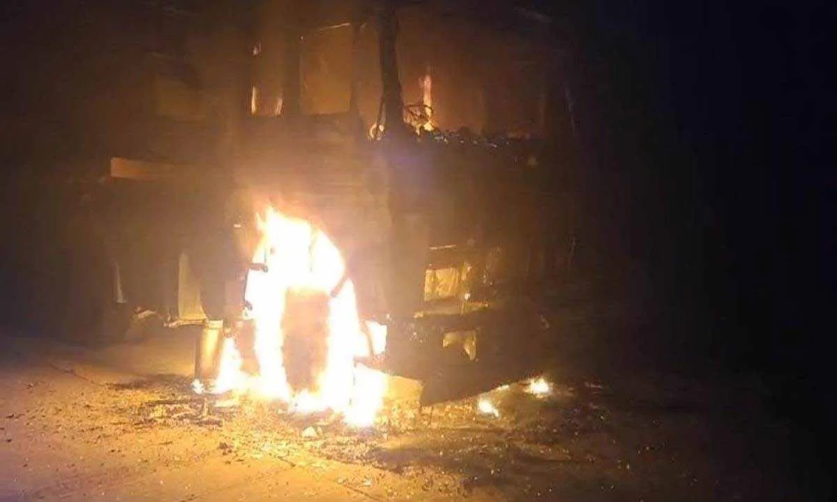 Naxalites set the truck on fire, stampede ensued