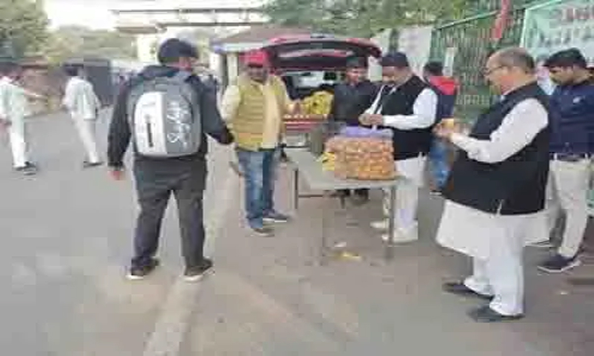 SP distributed fruits on the 121st birth anniversary of former Prime Minister