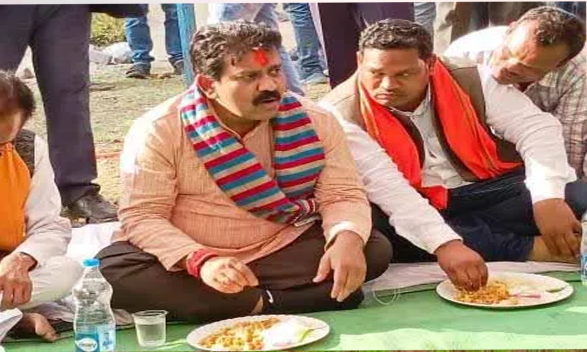 Deputy Chief Minister Vijay sat and had food with the villagers in village Bokkarkhar.