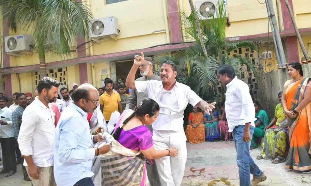 Karimnagar: Garment shop owner attempts suicide in protest against the bar