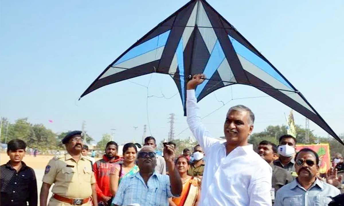 Siddipet: Kite festival at Komaticheruvu in Siddipet on the eve of Sankranti