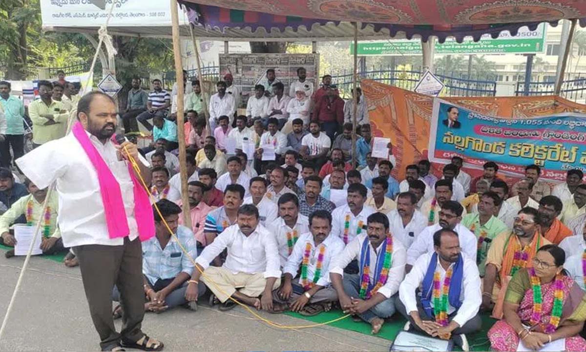 Nalgonda: Dalits protested demanding closure of Dalit Bandhu units