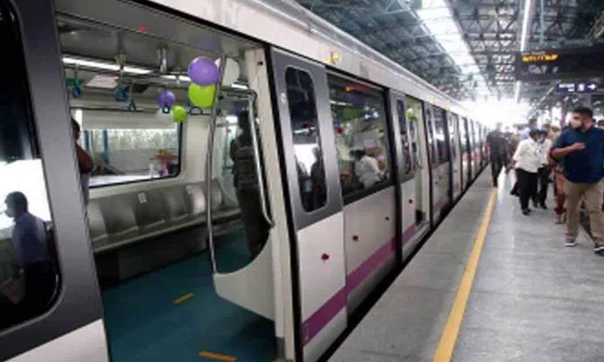 Bengaluru: Woman jumps onto metro tracks to retrieve her fallen phone