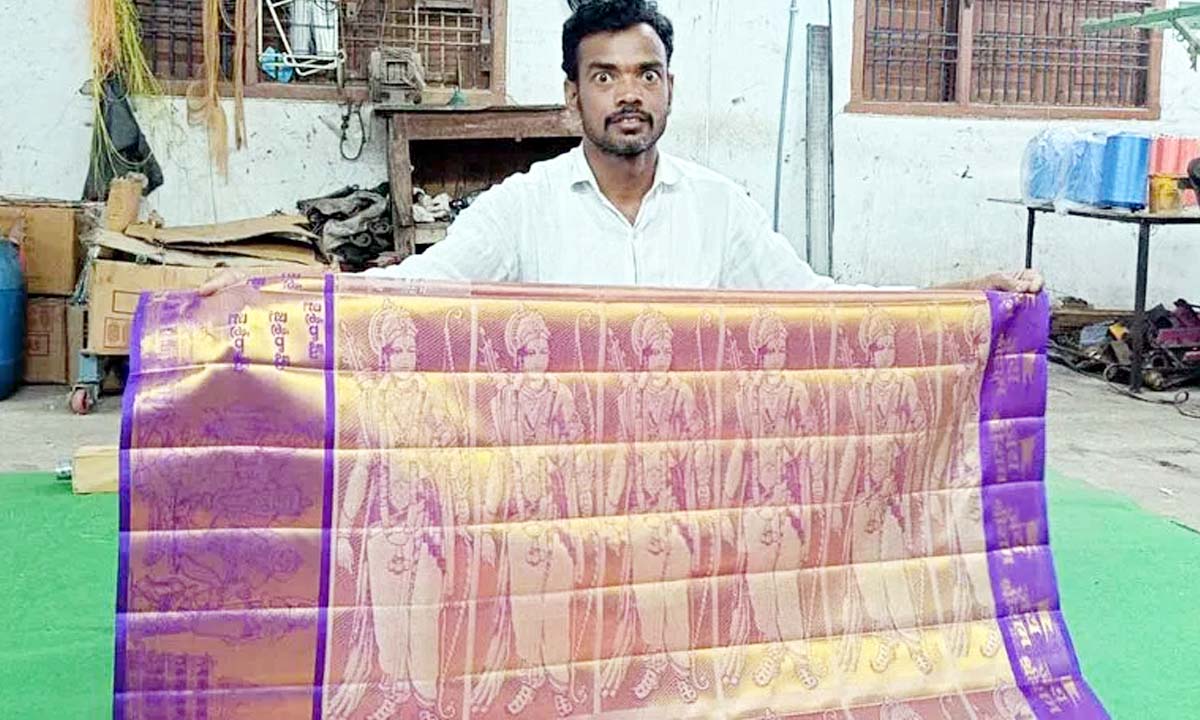 Sirsila: The weaver wove a gold saree for Goddess Sita of Ayodhya.