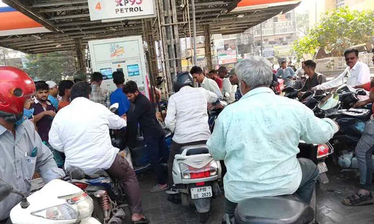 Hyderabad: Due to fuel shortage, long queues formed at petrol pumps in Hyderabad