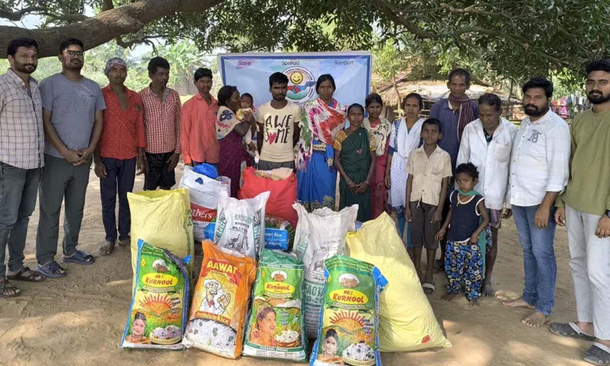 Kothagudem: Donated blankets, rice to tribals