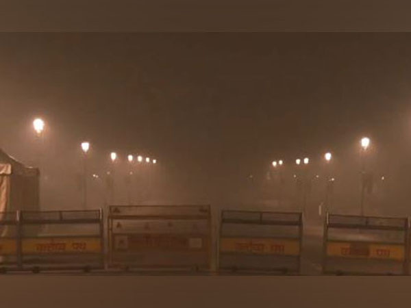 North India including Delhi remained in the grip of severe cold and fog, the minimum temperature in the national capital was recorded at 10 degrees Celsius.