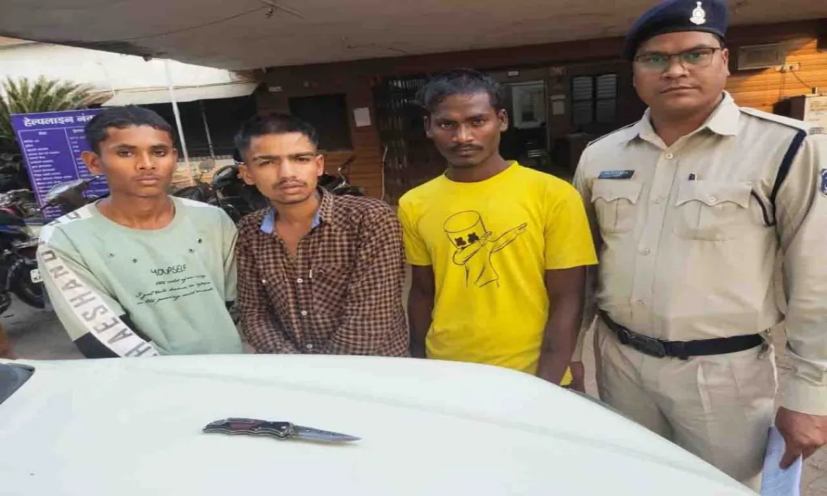 Stabbing in petrol pump, police took out a procession to arrest the accused