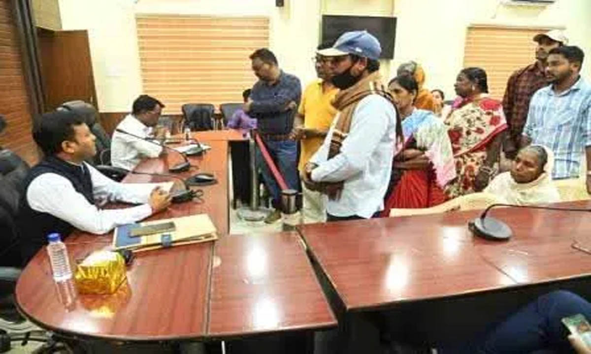 Additional Collector listened to people's problems in public darshan, 65 applications received