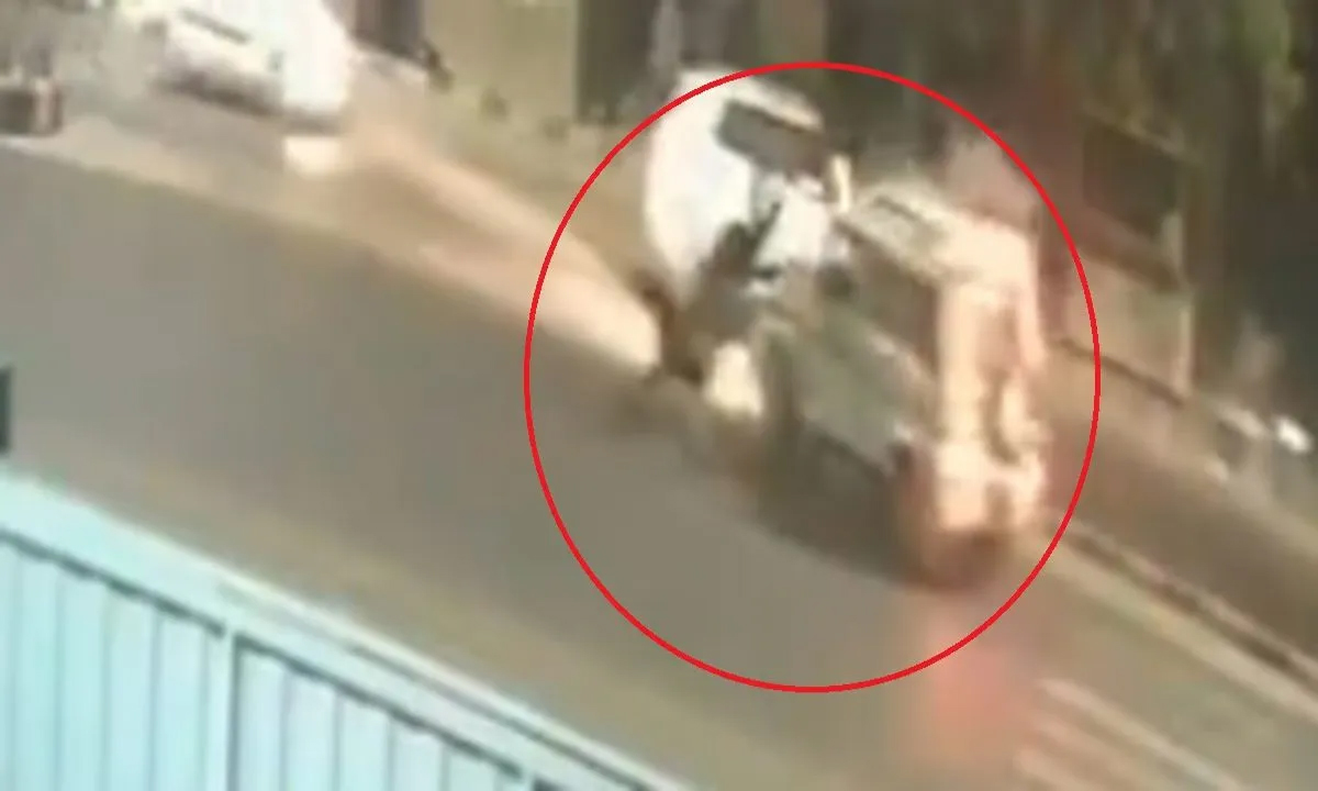 Speeding Bolero hits 3 people, watch LIVE VIDEO