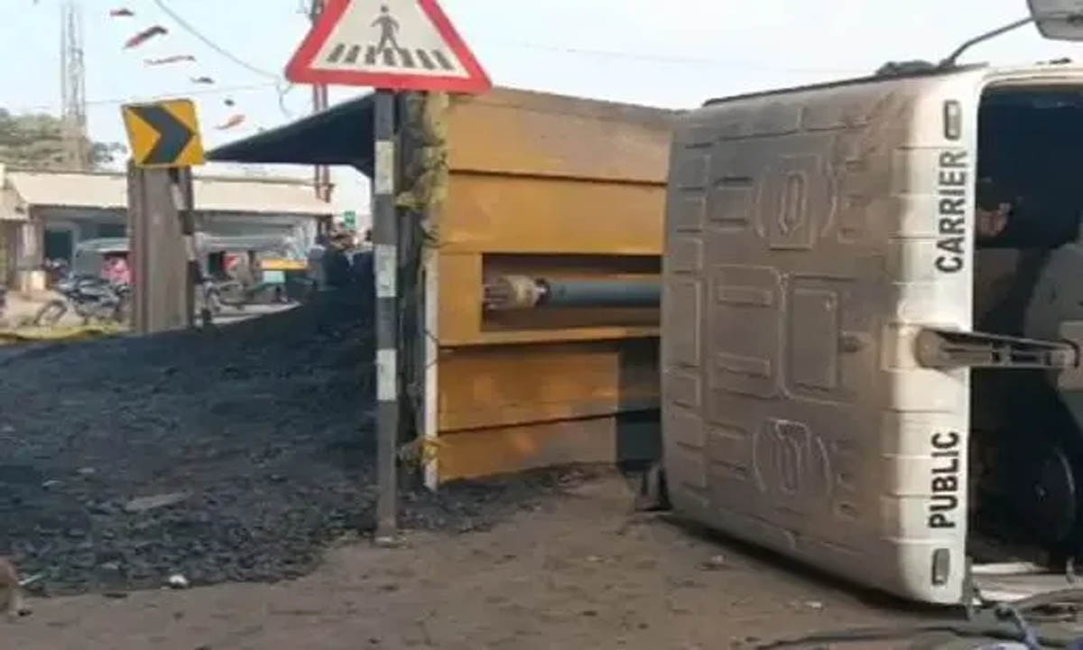 Coal looted after truck overturns, villagers break down