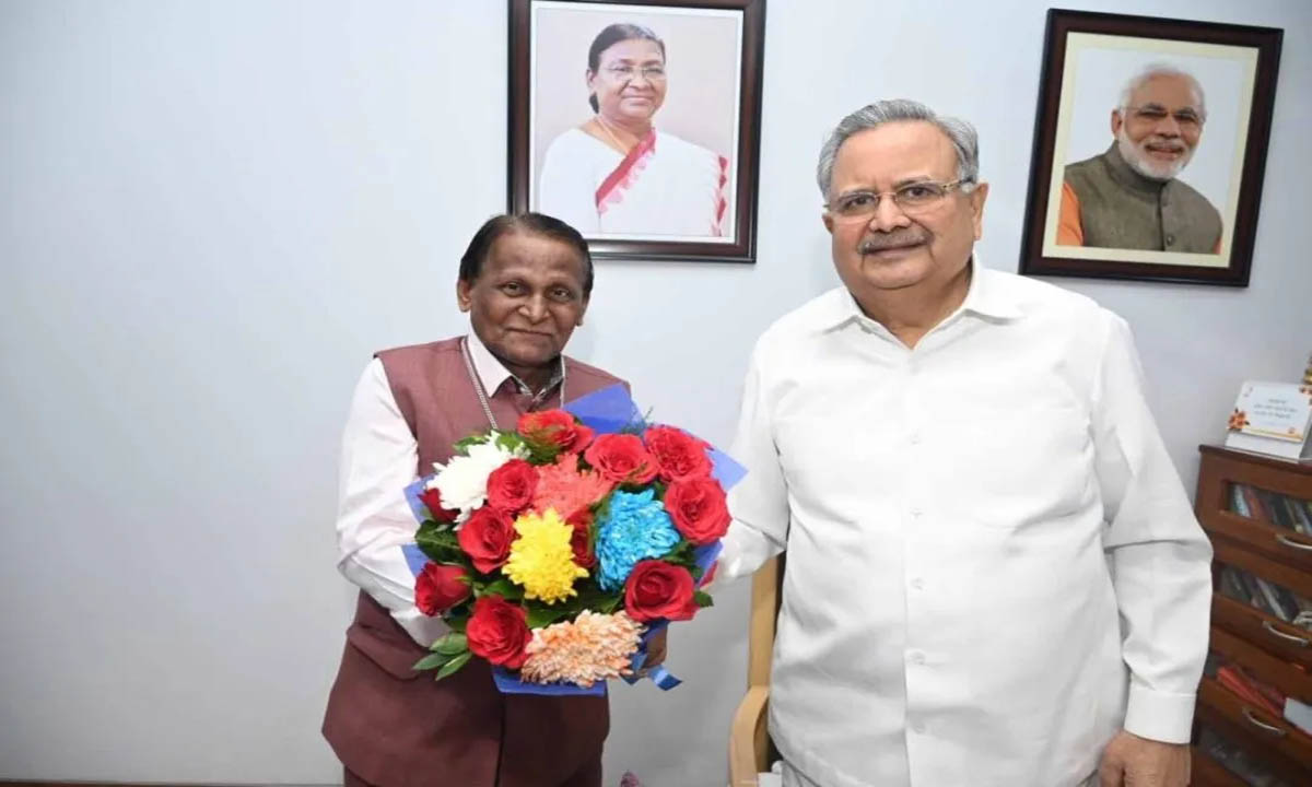 Poet Padmashree Dr. Surendra Dubey met Raman Singh