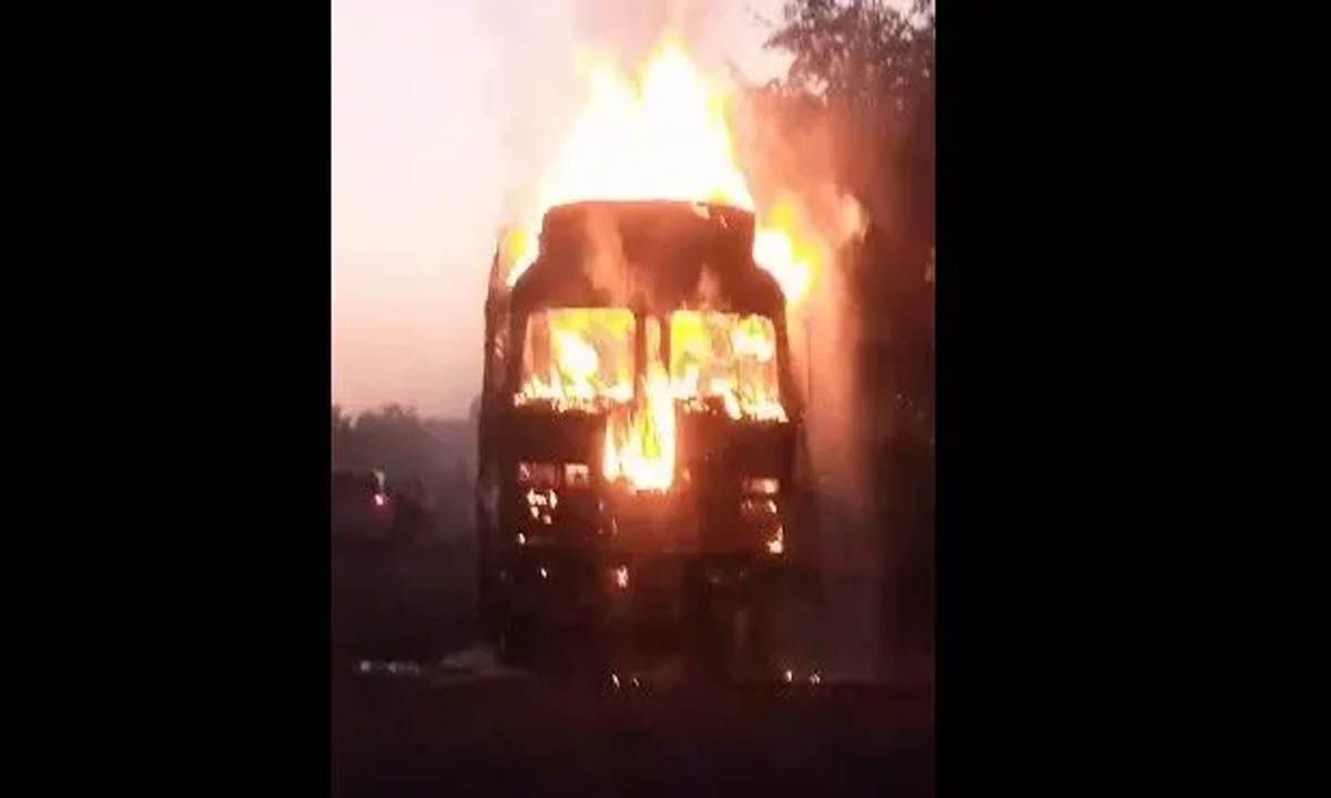 Fire broke out in moving truck, driver and cleaner jumped out