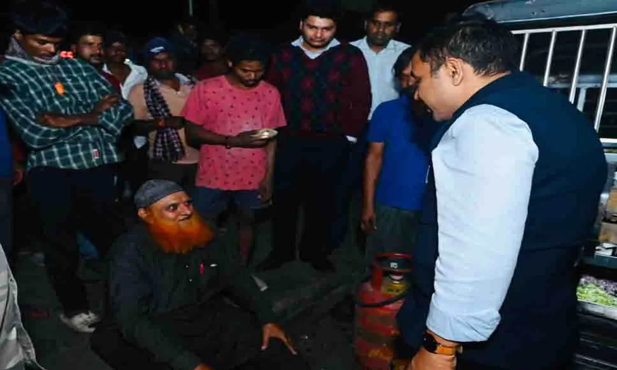 Collector showed generosity, took the injured in road accident to hospital