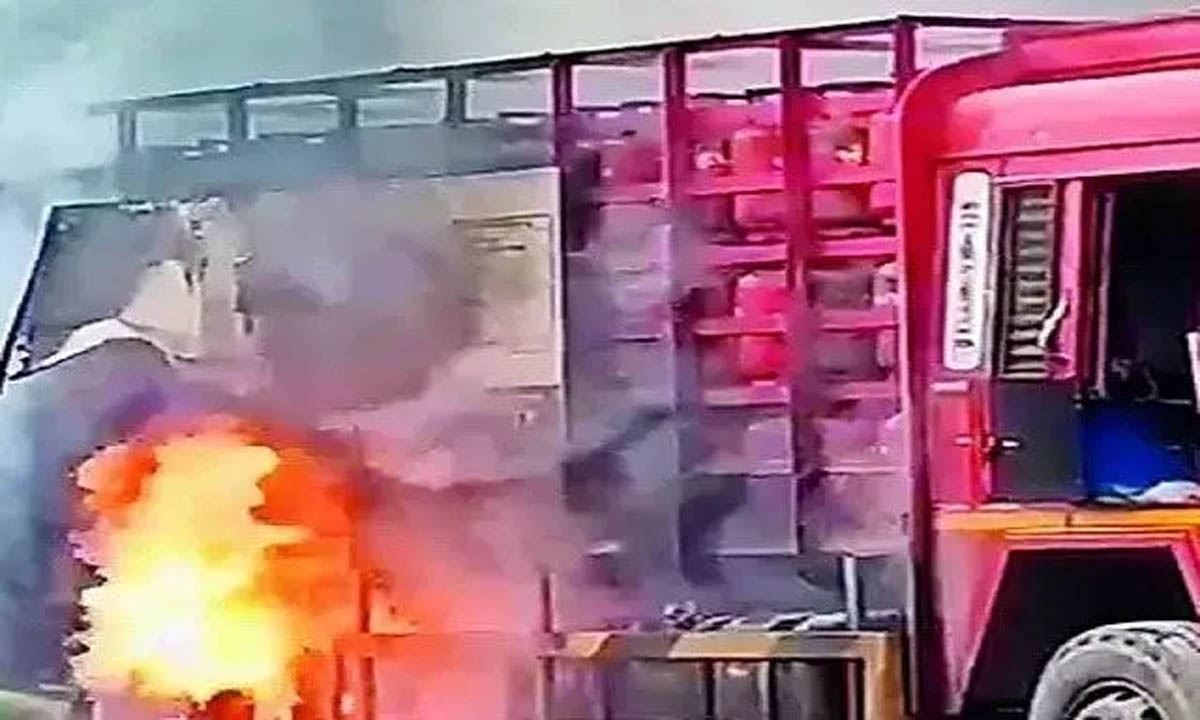 Fire broke out in a truck filled with LPG cylinder in UP district