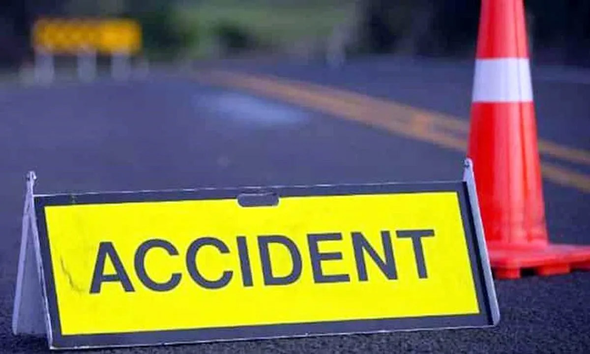 Highway collides with a parked truck, five killed