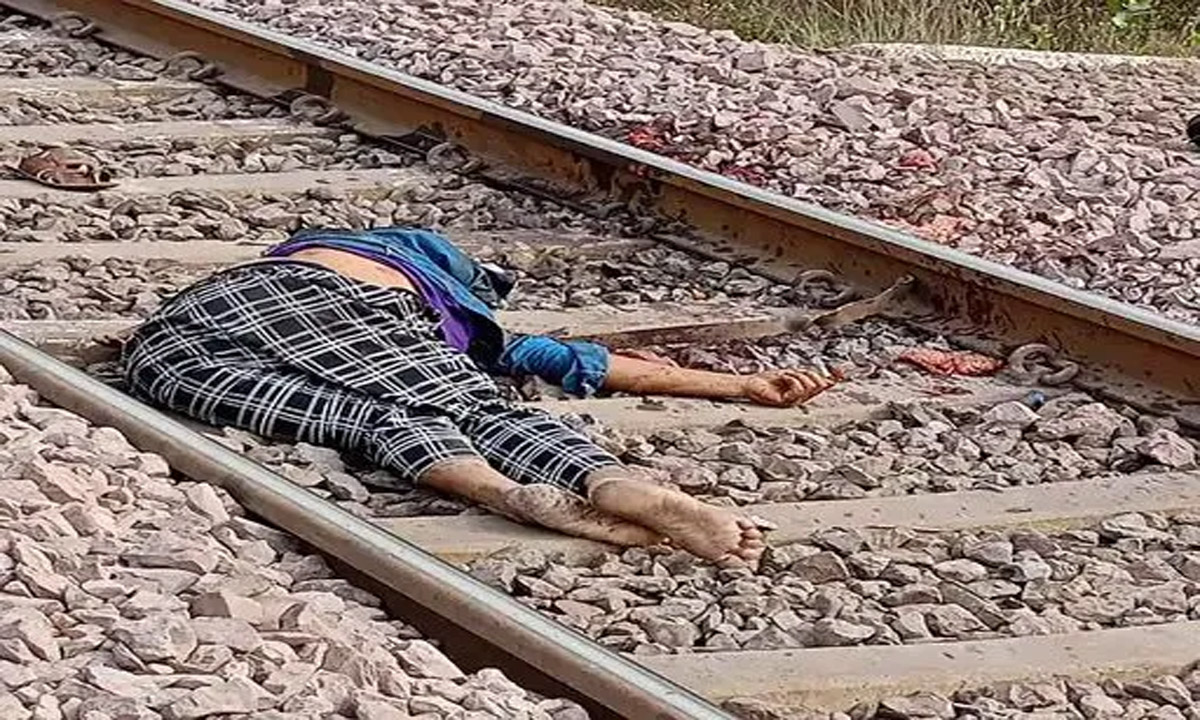 Contractor lay down in front of train, sensation due to suicide incident