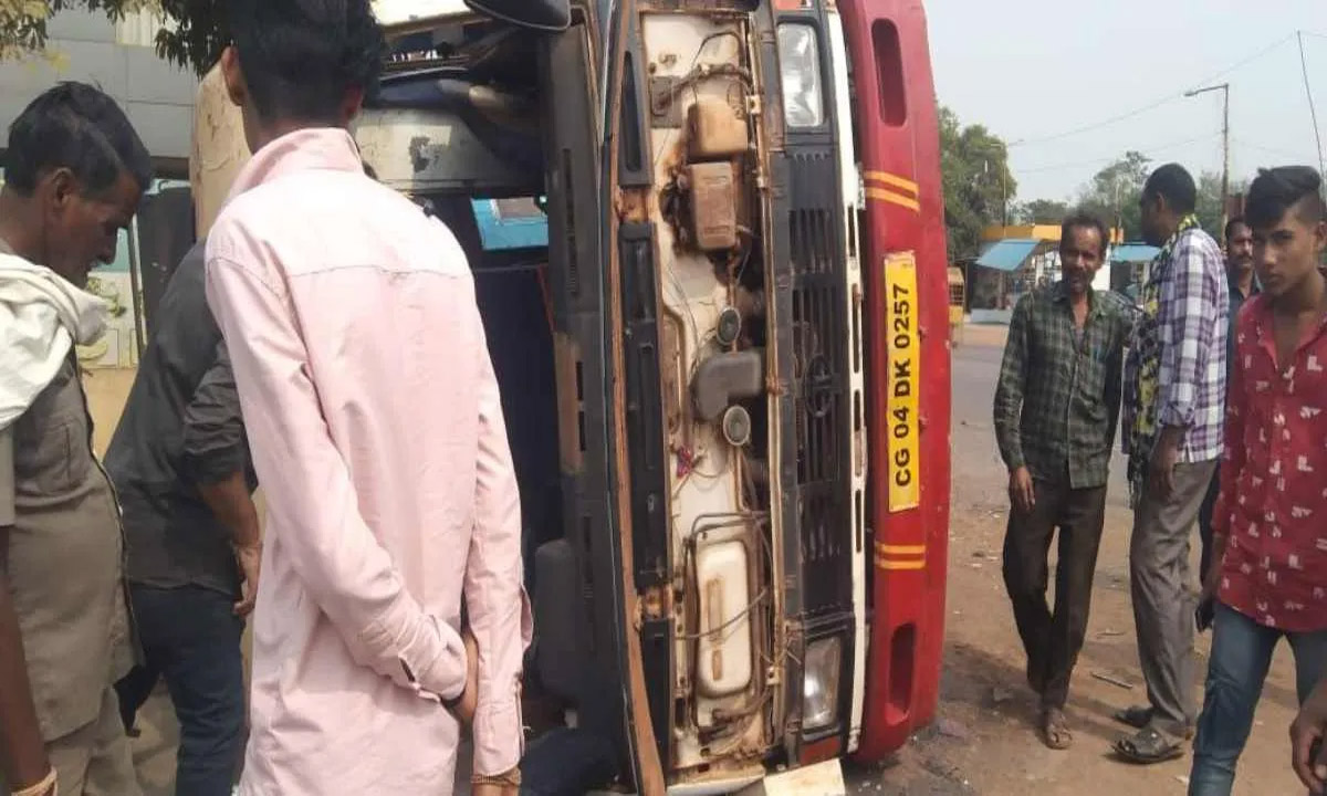 Major accident in Raipur-Bhakhara road, collision between truck and bus