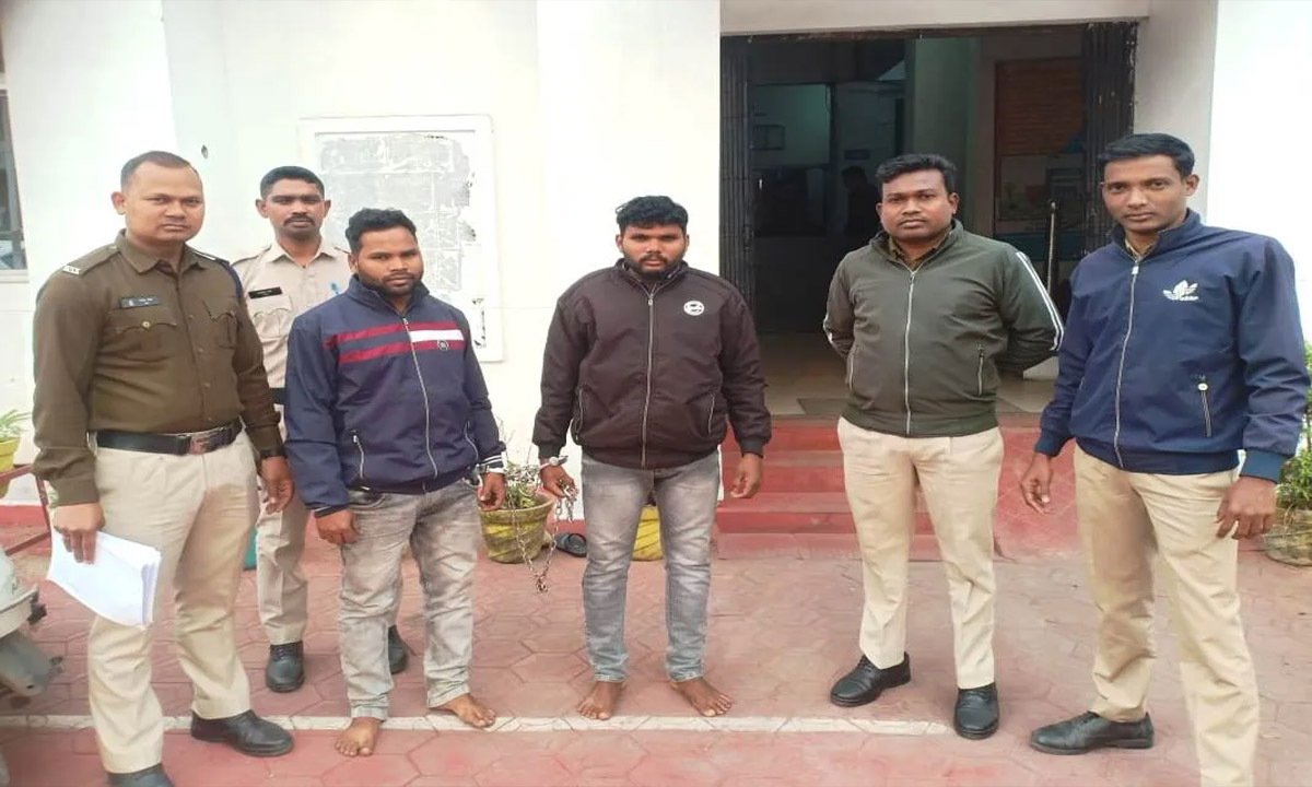 Two ganja smugglers arrested outside the railway station, 5 kg goods seized