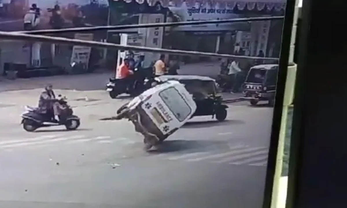 Ambulance overturned at the intersection, car driver absconded after hitting