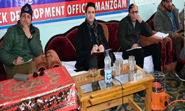 DC Kulgam chairs public darbar at Manzgam