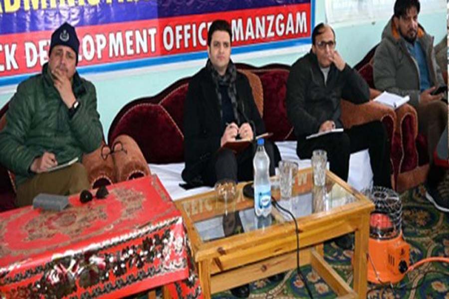 DC Kulgam chairs public darbar at Manzgam