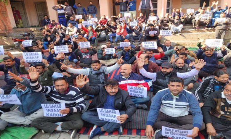 Protest for regularization, wages continues outside CE's office