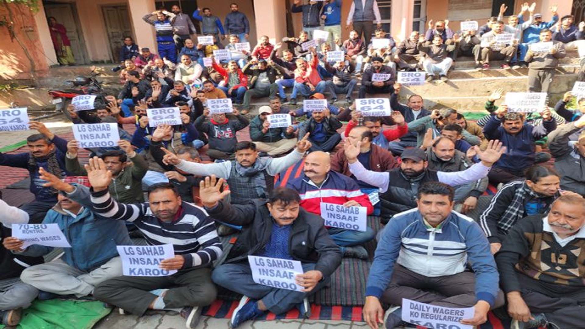 Protest for regularization, wages continues outside CE's office