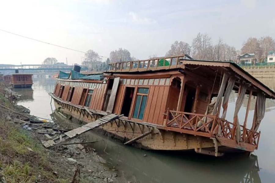 Houseboat sinks in Jhelum