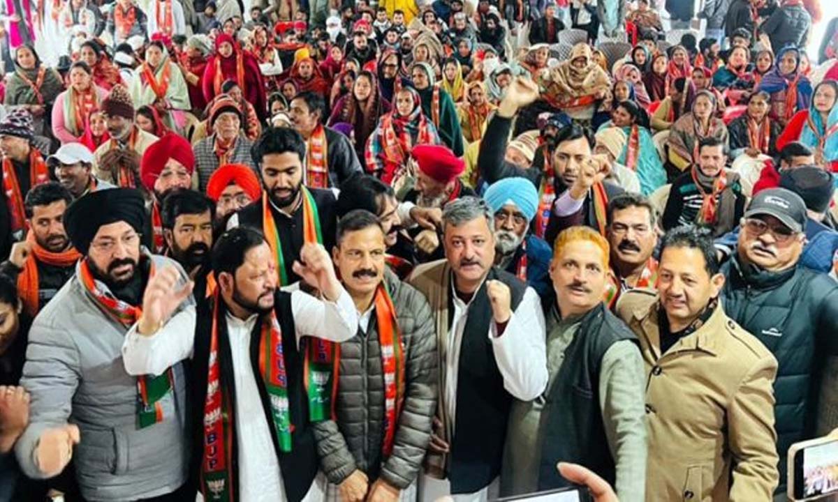 Hundreds join BJP under leadership of Nalwa, Mankotia, Neha