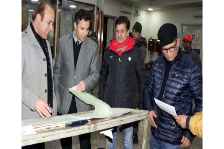 DC Srinagar undertakes evening tour to oversee functioning of essential services