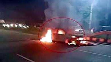 Smoke suddenly rose in a moving car, the lives of the youth were saved on the spot