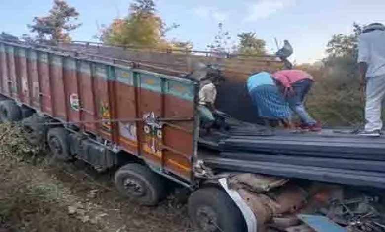 A truck full of iron fell into a deep ditch, two people died tragically.