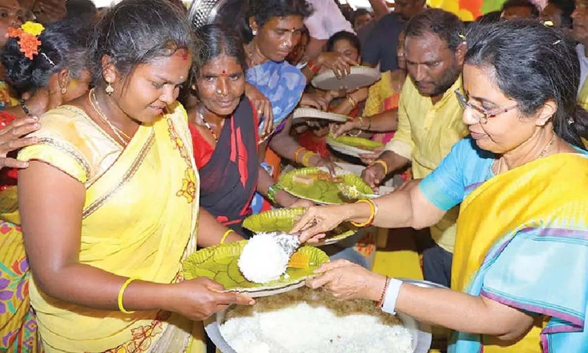 Naidu started Anna canteens to end hunger: Bhuvaneswari