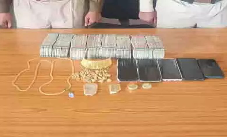 Cash worth lakhs of rupees seized along with gold worth Rs 50 lakh