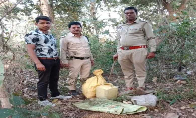 Excise team Basna action, 50 liter Mahua liquor seized