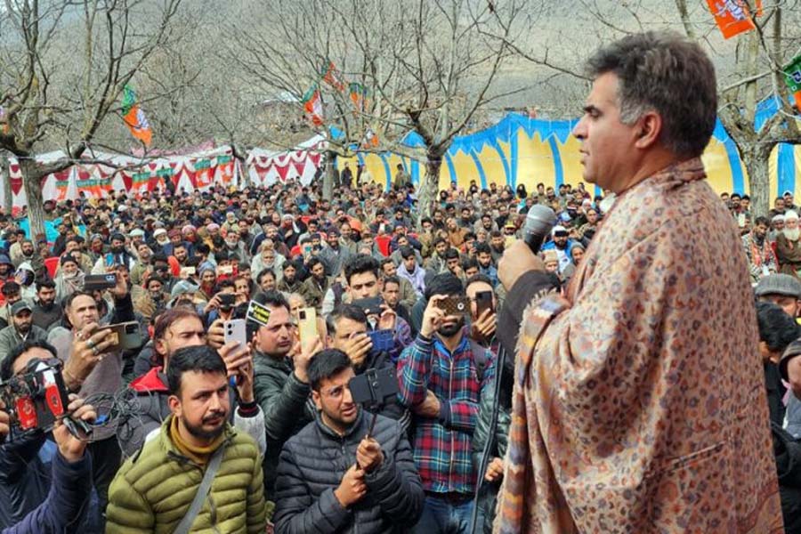 Raina addresses massive public rally at Barah in Anantnag