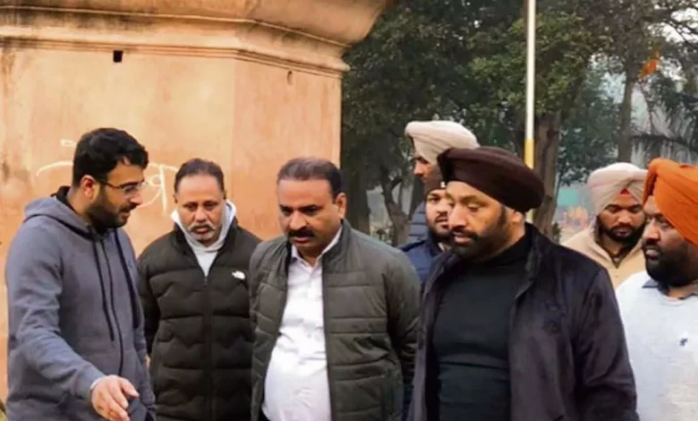 Amritsar MC Commissioner visits Ram Bagh, approves funds for improvements