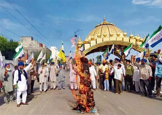 Farmers protest against 'dismantling' market panels