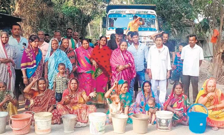 Odisha: Residents clamor for drinking water, road jammed