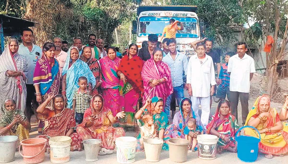 Odisha: Residents clamor for drinking water, road jammed