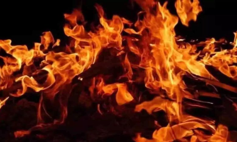 Wife burnt herself alive, died early in the morning