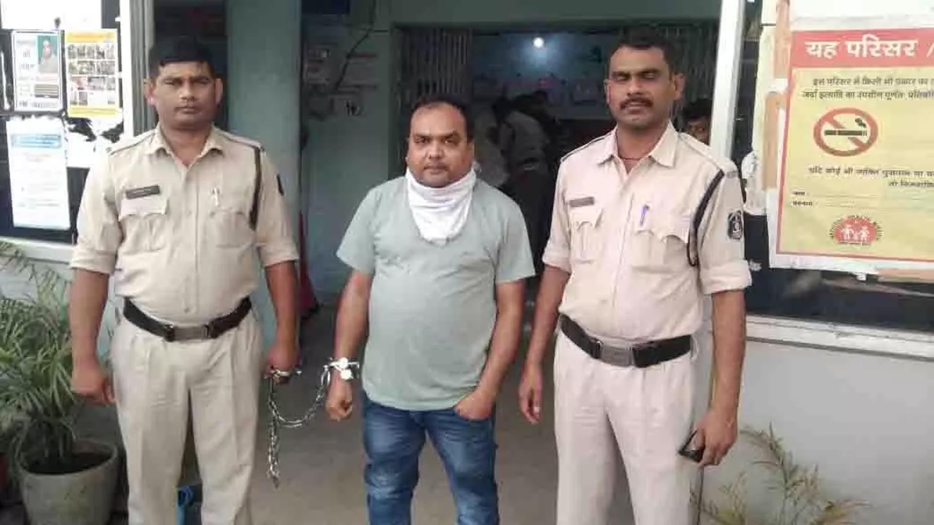 Smuggler selling ganja in old colony arrested