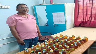 Raipur, man caught selling liquor on Holi