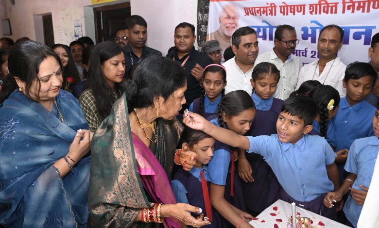 Smt. Kaushalya Sai celebrates birthday with heartwarming 'Nyota Bhoj' for school children