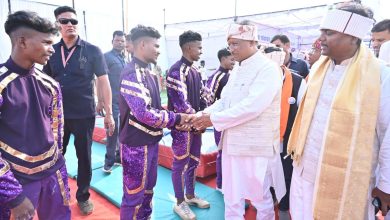 Chitrakote Mahotsav: Chief Minister meets Mallakhamb players